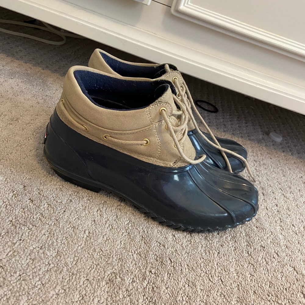 tommy hilfiger duck boots size 8
